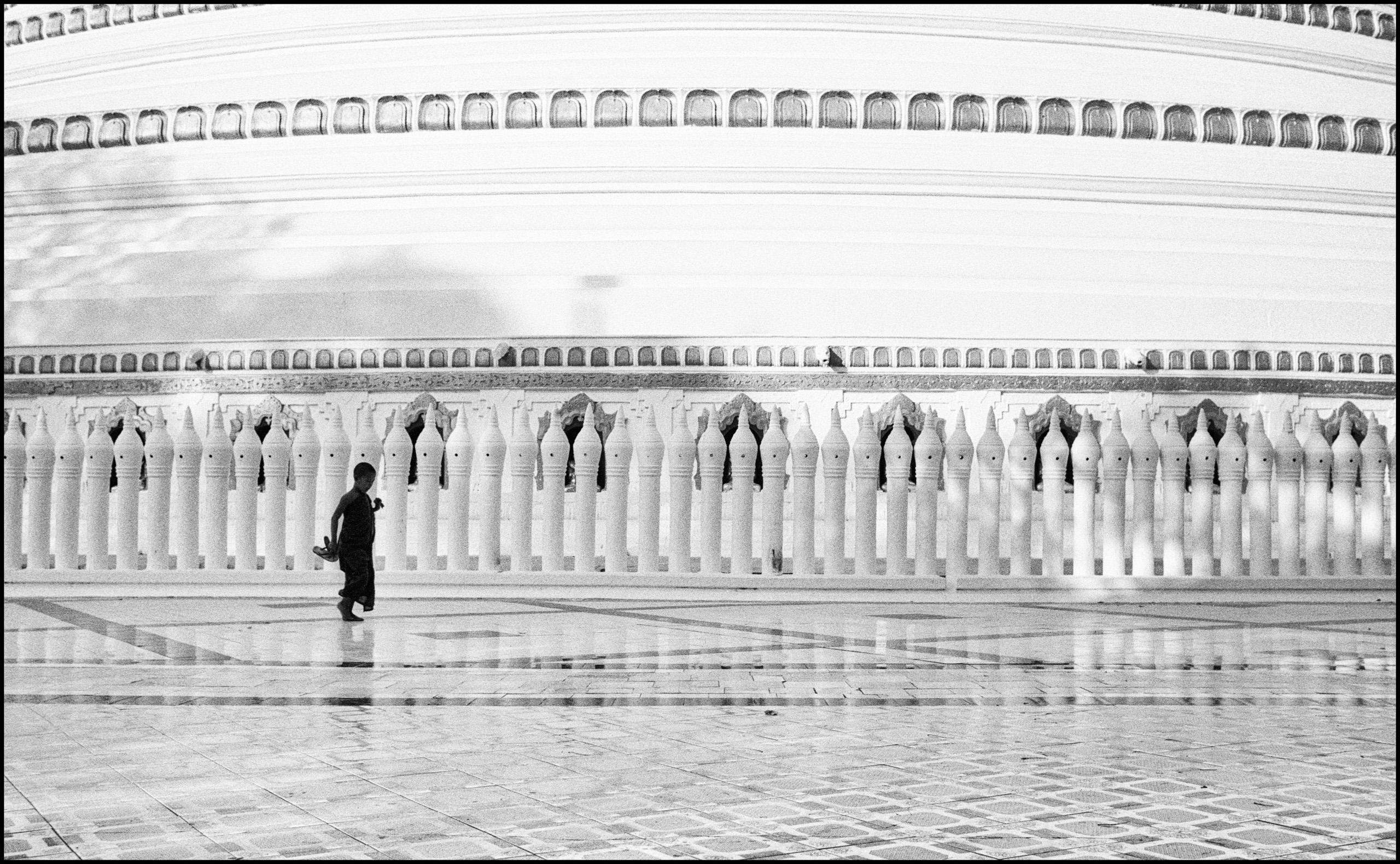 Moine dans les Arcades