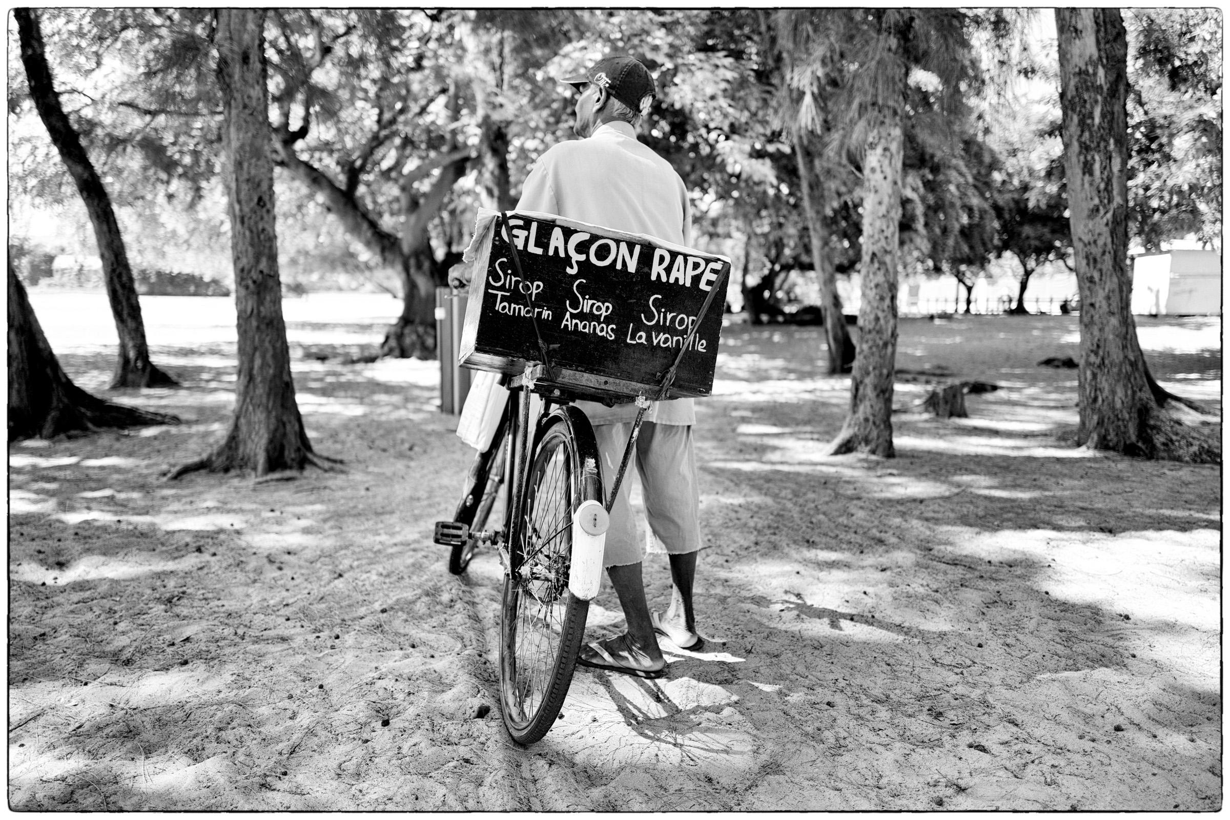 Le Marchand de Sirops sous les Filaos